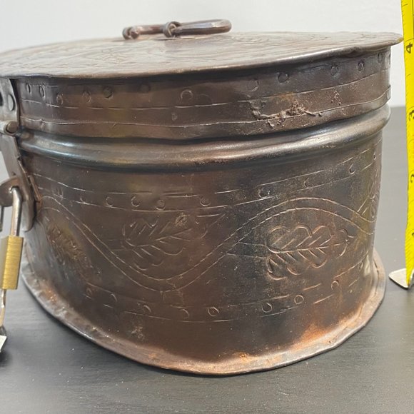 Vintage 1930s Era Metal Tin, Oval Floral Tool Box Case with lock and key Decorat - Picture 3 of 10